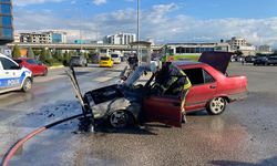 Antalya’da adliye otoparkında otomobil alev aldı