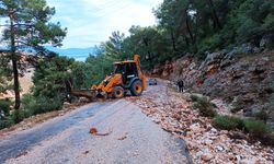 Finike'de yağış sonrası kapanan yol temizlendi!