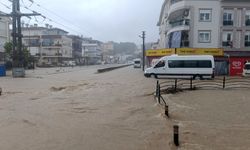 Antalya'da sağanak yağış yolları göle çevirdi!