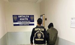 Antalya'da dolandırıcı suçüstü yakalandı!