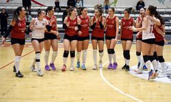 Berivan Dosay, genç voleybolculara liderlik ediyor