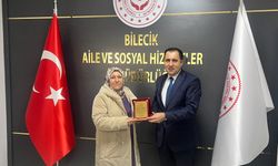 Emekli olan personellere plaketle veda!