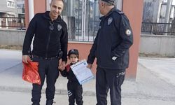 Oğlunun karnesini polis üniformasıyla aldı