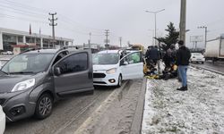 Zincirleme trafik kazasında araçlar birbirine girdi!