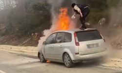 Canını hiçe saydı: Yanan otomobili bir şişe suyla...