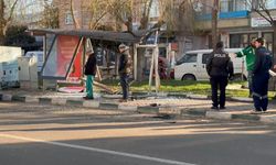 Otobüs durağına çarptı, faciadan dönüldü!