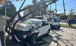 Zincirleme kazada elektrik direğine çarparak durdu!