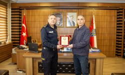 Bilecik İl Emniyet Müdürü'nden emekli polise plaket