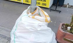 Eskişehir'de direğe asılan çuval çöp kutusu gibi kullanılıyor