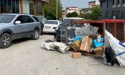 Virajı alamayan kağıt toplayıcısı motosiklet devrildi!