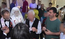 Tanımadığı çiftin düğününe katıldı: Takıları çaldı!