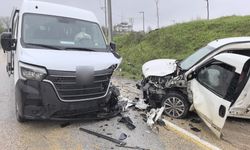 İşçileri taşıyan servis kaza yaptı: 13 yaralı!