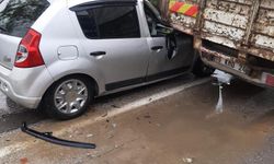 Sağanak yağışta kayan araç kamyon altına girdi!