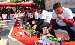 Acıya meydan okudu: 3 dakikada 398 gram yedi!