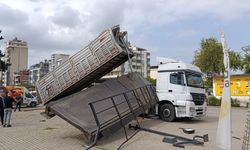 Tırın damperi açıldı ortalık savaş alanına döndü!