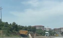 Bariyeri aşıp refüje daldı!