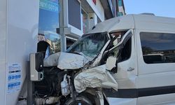 Servis aracı iş yerine daldı!