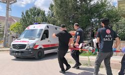 Bahçe duvarından atlarken bacağı demir saplandı!
