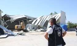 Tarım arazisindeki kaçak depolar yıkıldı