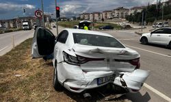 Minibüs araca arkadan çarptı!