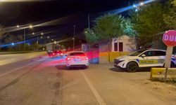 Eskişehir'i birbirine katan kaçak sürücü, polis memuruna çarptı!