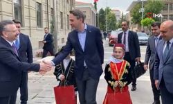 Bakan Bayraktar Eskişehir’de çiçeklerle karşılandı
