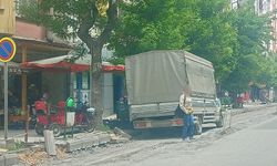 Eskişehir'de kaldırım çalışmasına park edilen araç tepki çekti