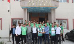 Kupayı Başkan Özmen’e götürdüler