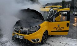 Seyir halindeki taksi alev aldı!