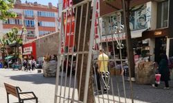 Esnafların demir parmaklıkları kaldırımda tehlike saçıyor