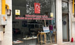 Eskişehir'de bir dükkanın camındaki yazı dikkat çekti