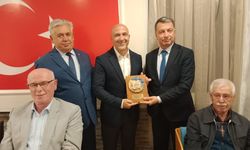 Ahbaplar Grubu'ndan hayırsever Lütfü Yüksel'e plaket verdi!