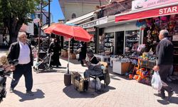 Eskişehir'de sıcaklar arttı: Boyacılar çareyi şemsiyede buldu