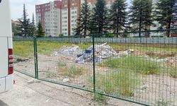 Eskişehir'de boş araziyi atıklarla doldurdular