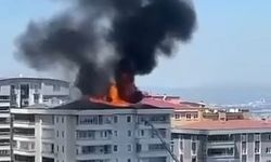 Apartman çatısında çıkan yangın panik yarattı!