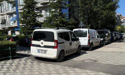 Eskişehir'de bisiklet yoluna park edilen araçlar tepki çekiyor