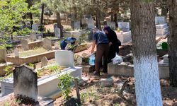 Eskişehir mezarlıkları bayram ziyaretçileriyle doldu!