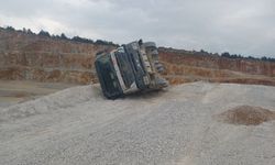 Bilecik'te geri manevra sırasında kamyon yan yattı!