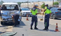 Mesafeyi kestiremedi, ticari araca arkadan çarptı!