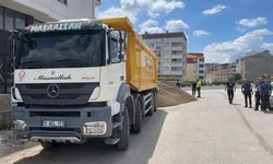 Bilecik'te kamyon ceza kaçtı, kumu sanayiye boşalttı