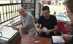 YKS gününde okul önü açık hava emanet dükkanına döndü