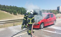 Pelitözü Kavşağı’nda araç kül olmadan müdahale!