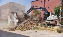 Bilecik sokaklarında metruk bina temizliği