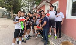 Önce bayramlaştı sonra sahaya indiler