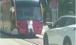 Tramvayın arkasına tutunan genç yürekleri ağza getirdi