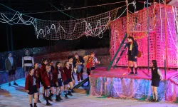 "Sineklerin Tanrısı" performansı alkış aldı