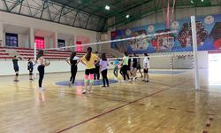 Voleybola da el atıyorlar!