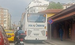 Uyarı levhasına rağmen park edince yayaları tehlikeye attı