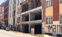 Eskişehir'de güvenliksiz inşaatların önünden geçerken ama dikkat!