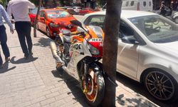 Motosikletini ağaca zincirledi, tepkiler gecikmedi